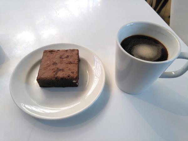 Americano and chocolate brownie